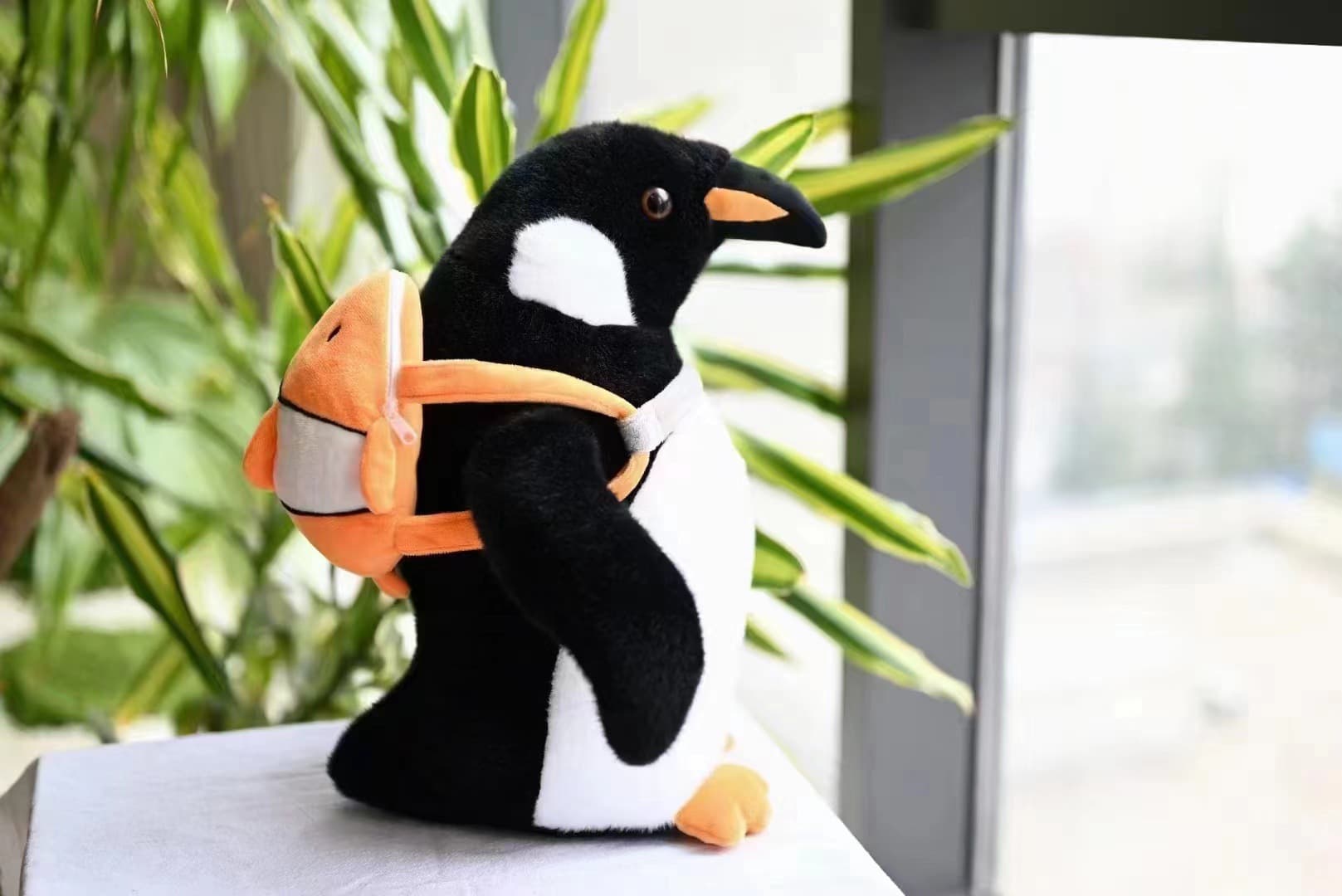 リュックを背負ったイワトビペンギンぬい