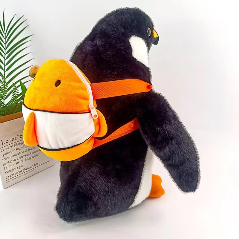 リュックを背負ったイワトビペンギンぬい