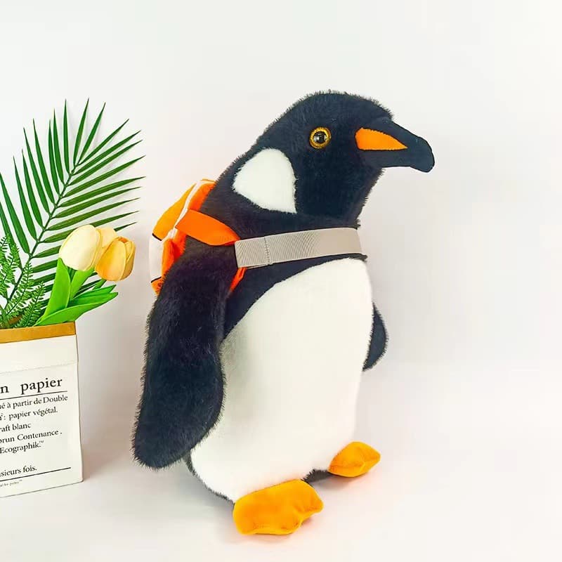 リュックを背負ったイワトビペンギンぬい