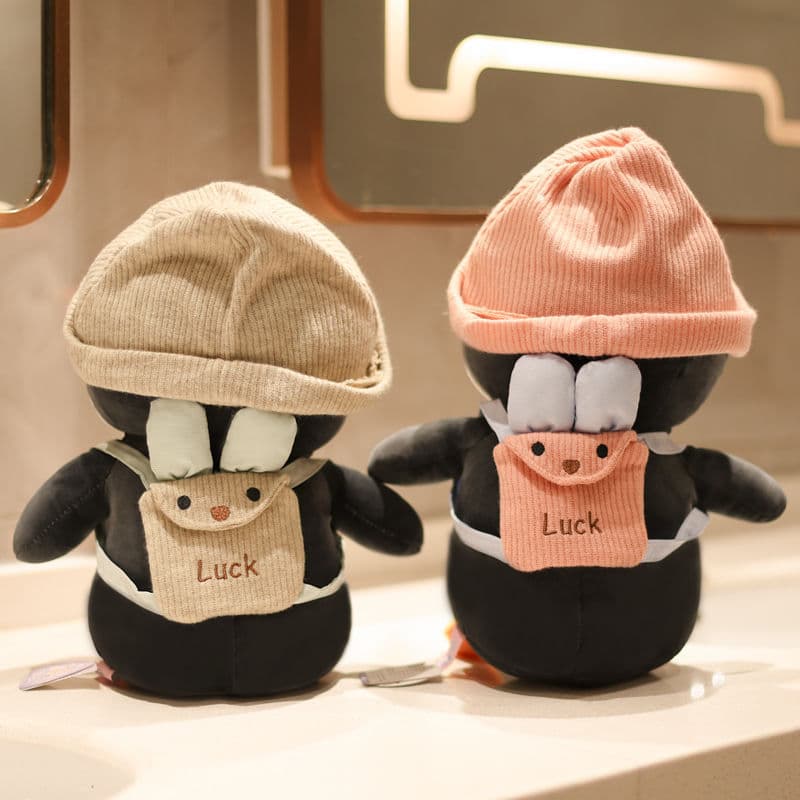 ニット帽をかぶったペンギンぬいぐるみ